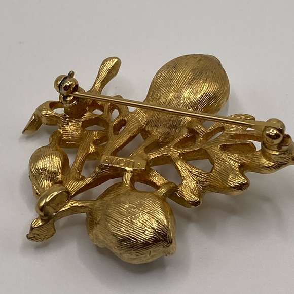 Gold Plated vintage Pearl Acorns & Oak Leaves statement Brooch Signed by Avon - Picture 3 of 3